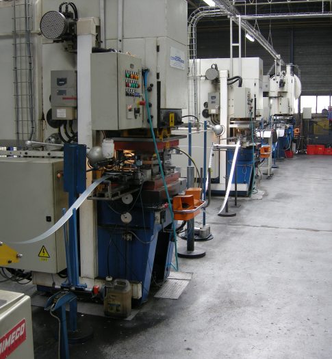 Fabrication automatisée de charnières
