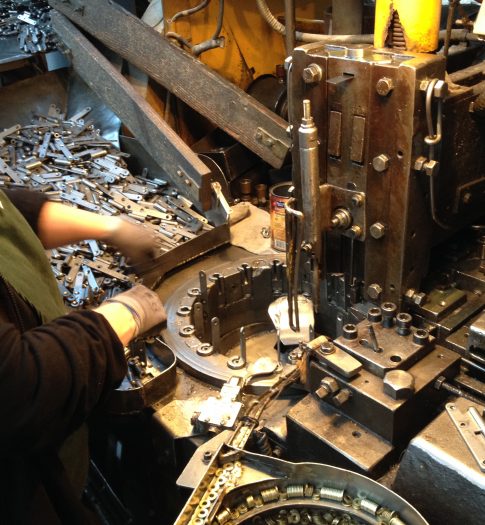 Machine embrochage paumelles
